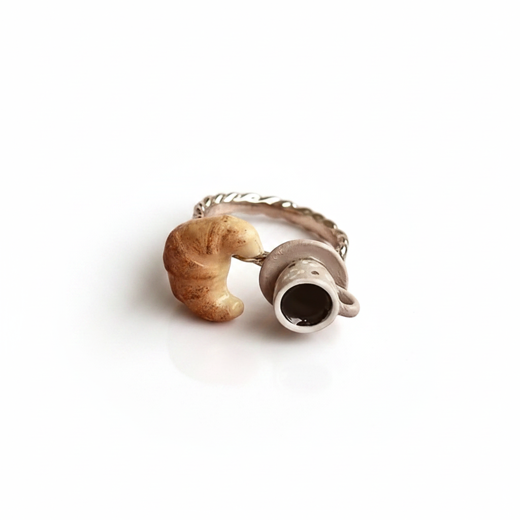 Anillo con Diseño de Taza de Café y Croissant