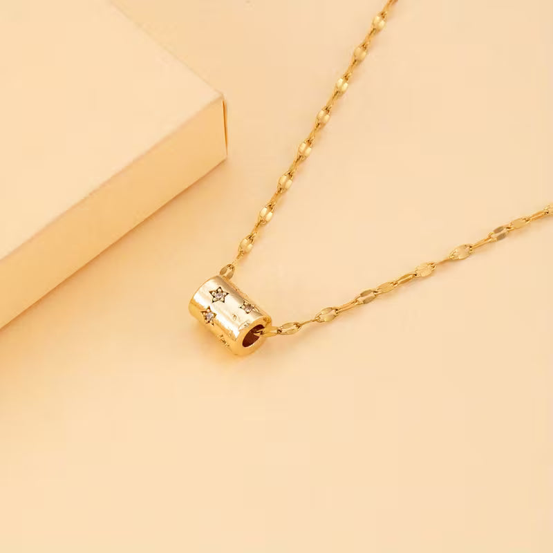 Collar de Acero con Diseño de Estrellas de Acero Inoxidable